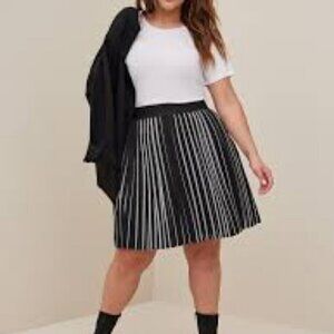Torrid Mini Lightweight Twill Box Pleat Skirt Black Stripe Size 5 (5X or 28) NWT